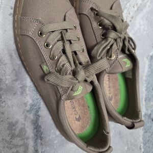 Cariuma Men's Olive Canvas Sneakers